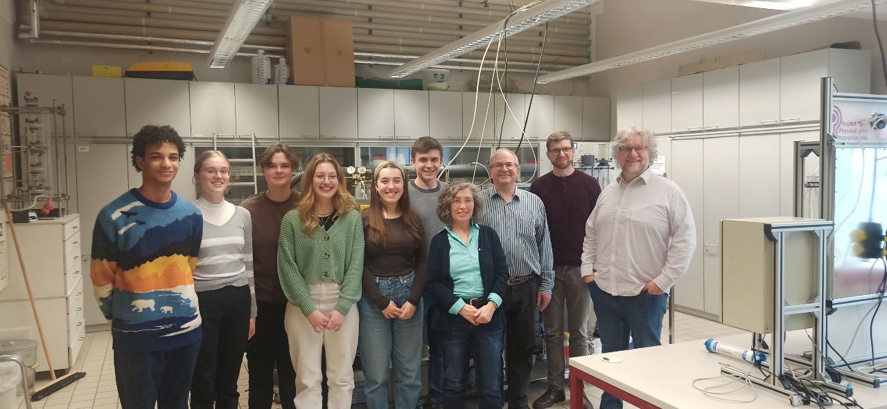 Schüler:innen im Labor der Verfahrenstechnik
