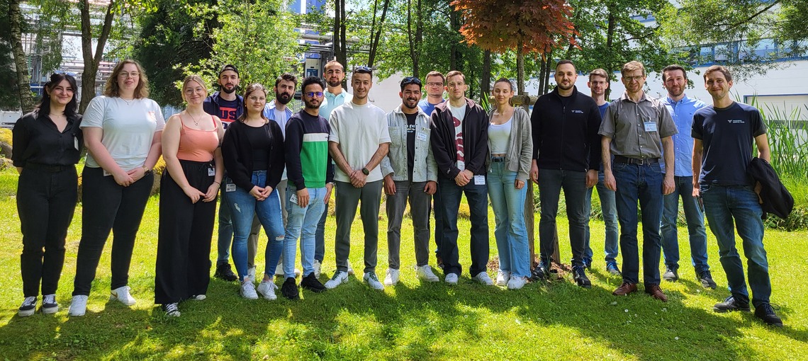 Gruppenbild der Exkursion zu Fresenius Medical Care)